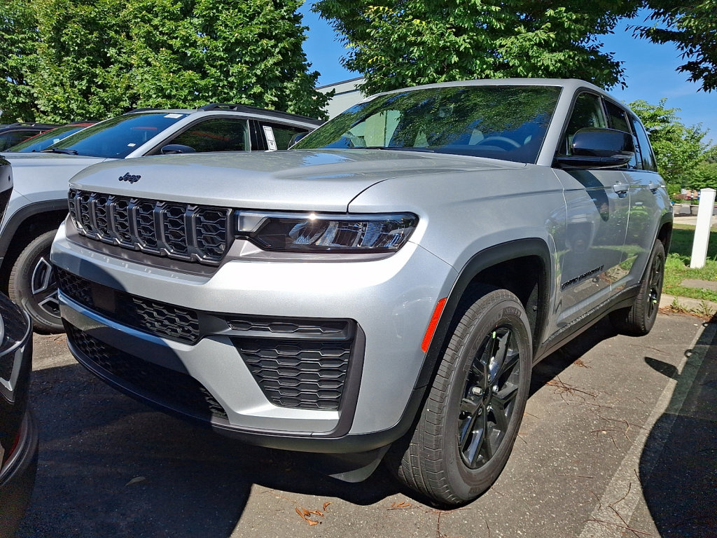 New 2026 Jeep Grand Cherokee Altitude AWD/4WD image 1
