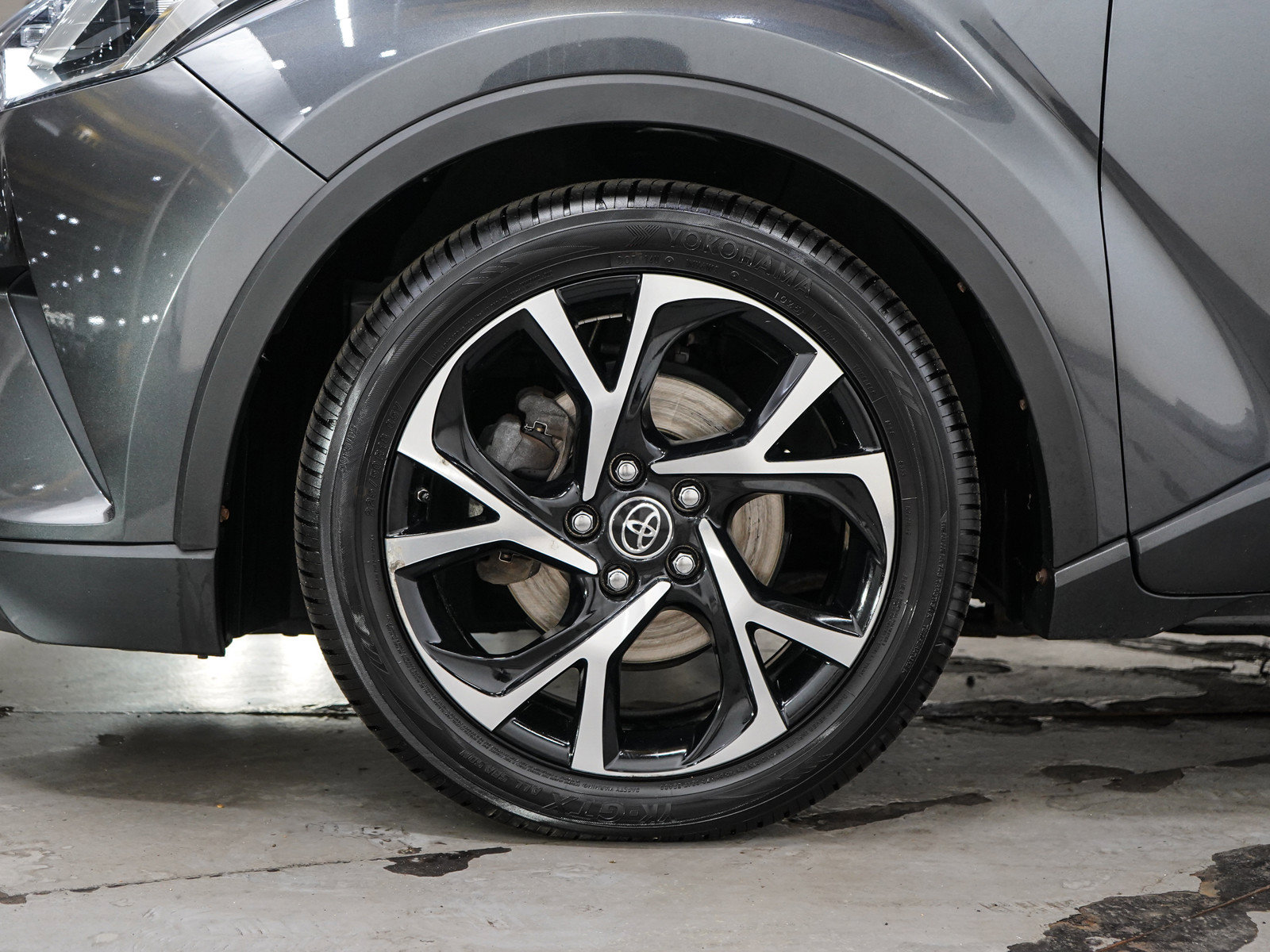 Used 2019 Toyota C-HR Limited FWD image 28