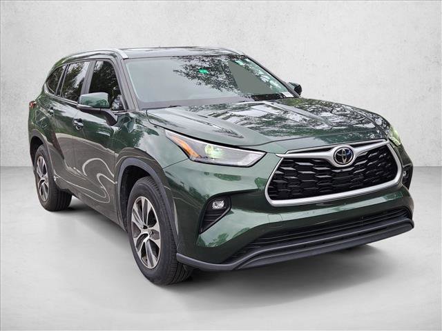 Used 2023 Toyota Highlander XLE FWD video 3