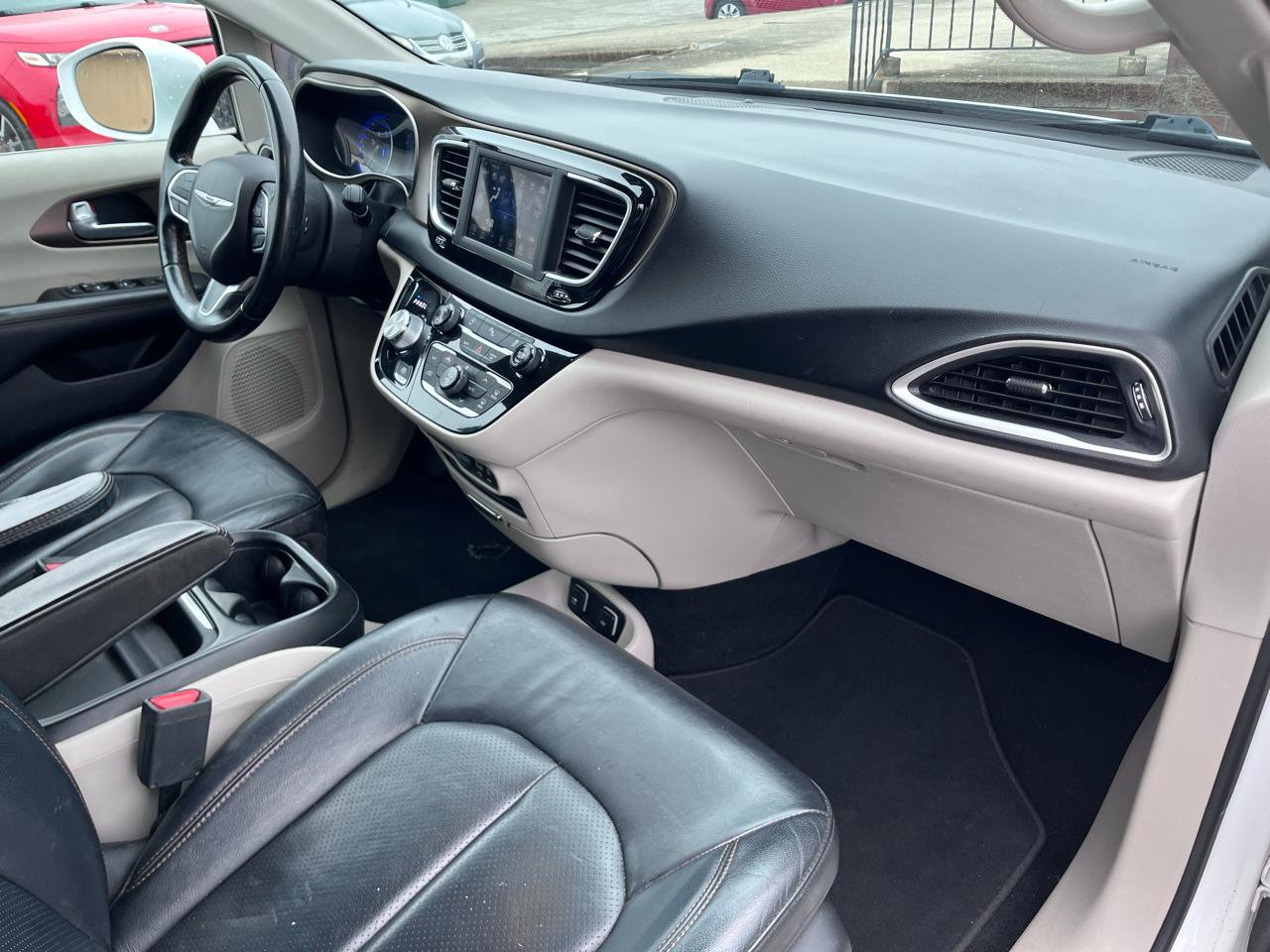 Used 2018 Chrysler Pacifica Touring-L image 23