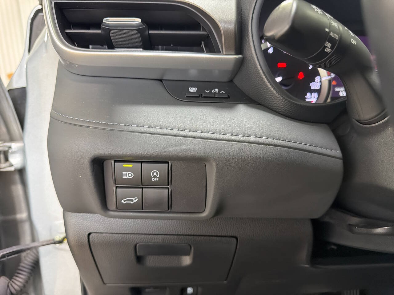 Used 2023 Toyota Highlander LE AWD/4WD image 18