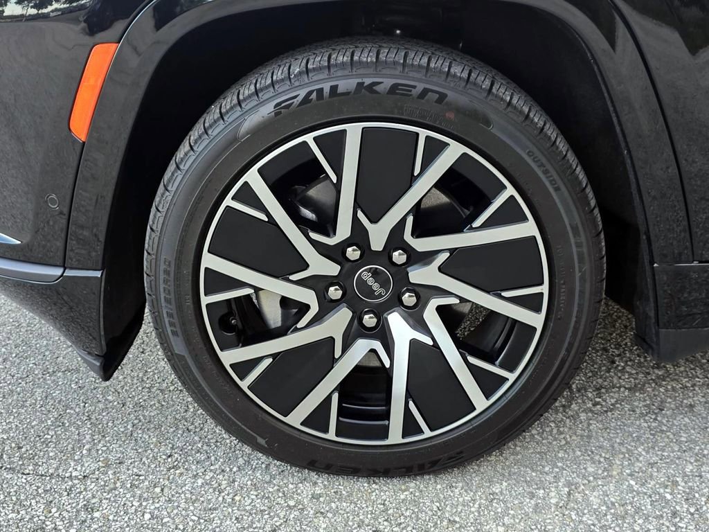 Used 2025 Jeep Wagoneer S Limited AWD/4WD image 11