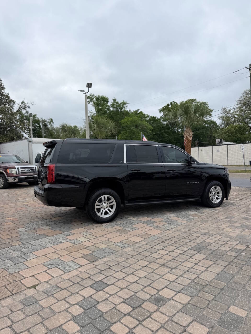 Used 2018 Chevrolet Suburban LT RWD image 4