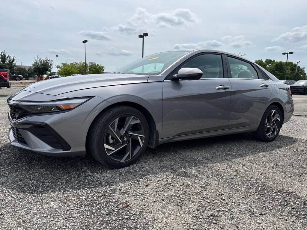 Used 2025 Hyundai Elantra Limited FWD image 14