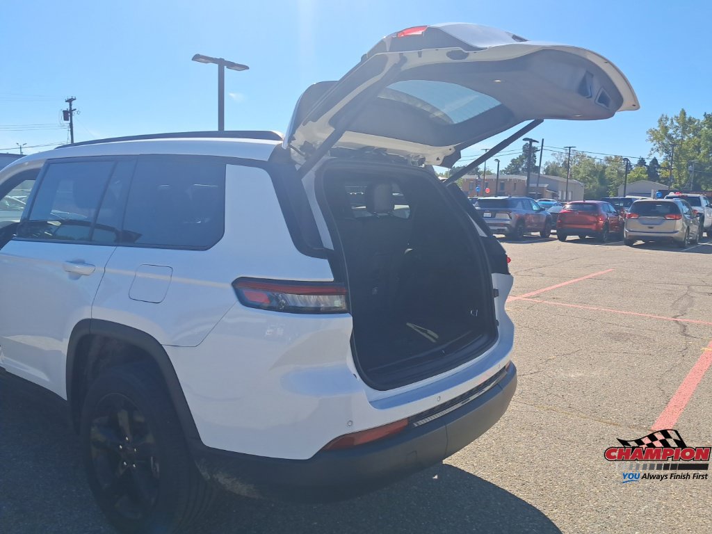 Used 2023 Jeep Grand Cherokee L Laredo AWD/4WD image 19
