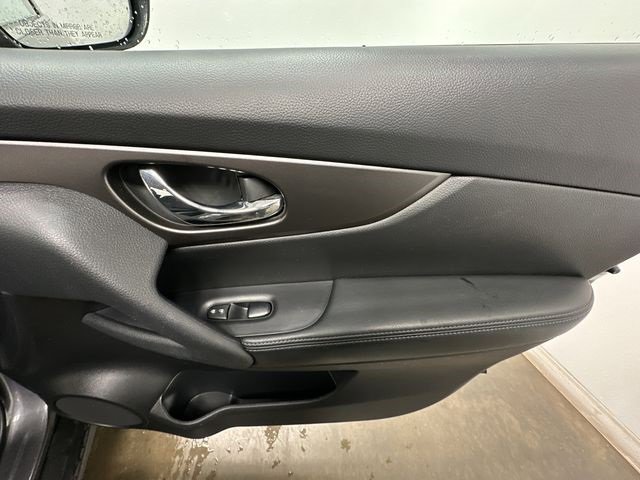 Used 2015 Nissan Rogue SV w/ SV Premium Package image 24