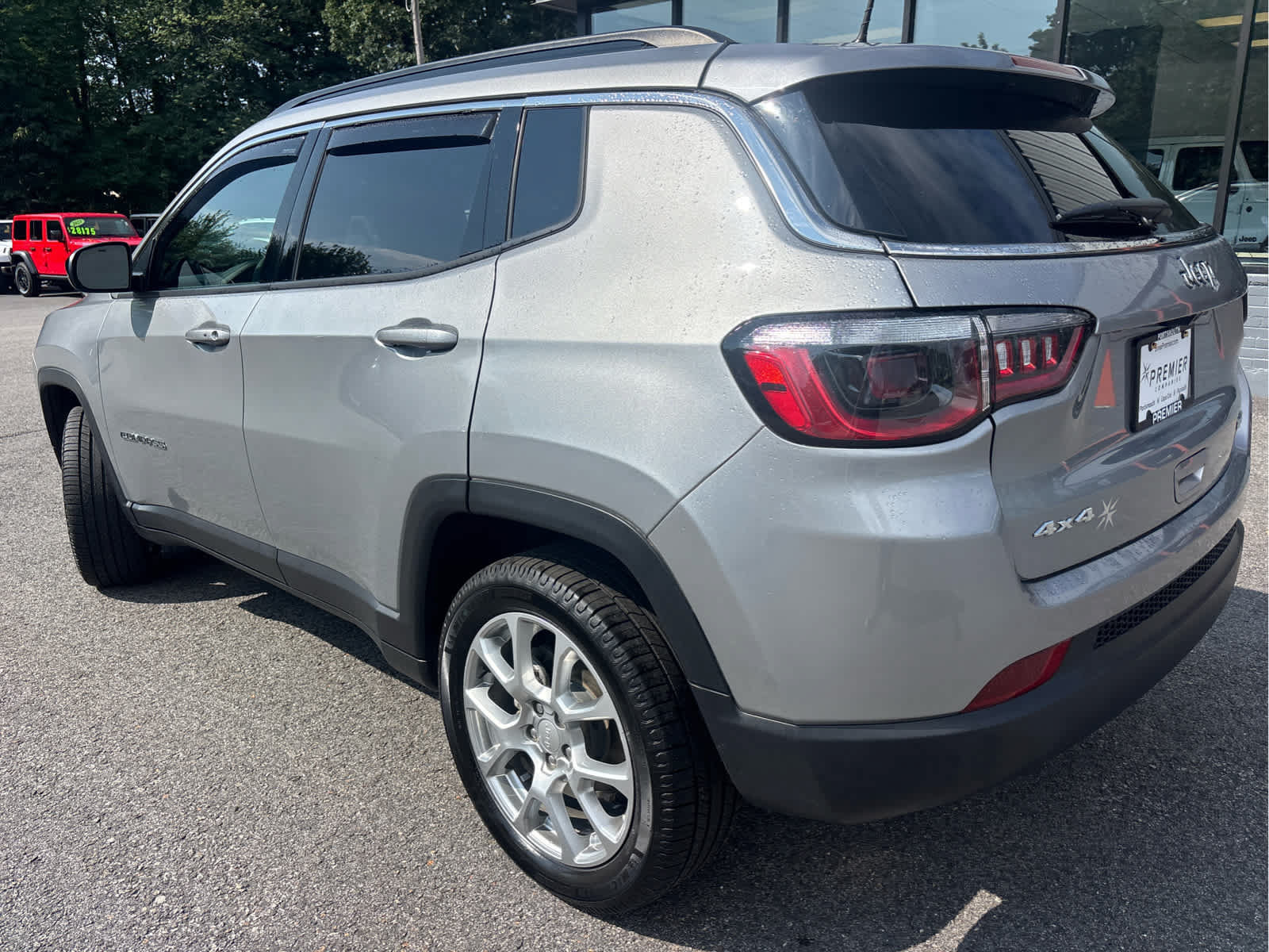 Used 2023 Jeep Compass Latitude AWD/4WD image 4