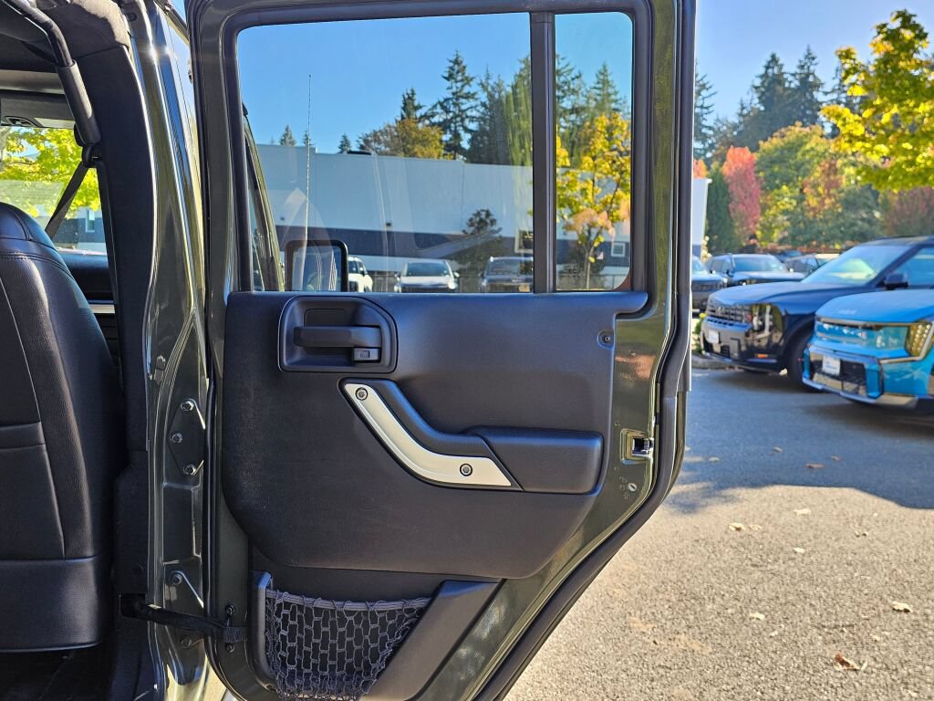 Used 2015 Jeep Wrangler Unlimited Rubicon AWD/4WD image 27