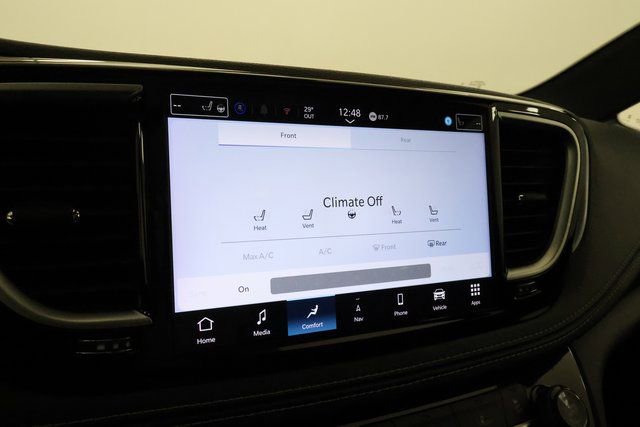 Used 2025 Chrysler Pacifica Limited image 13