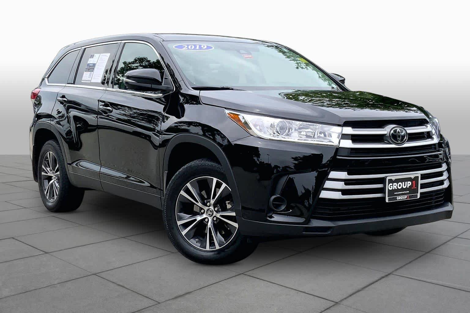 Used 2019 Toyota Highlander LE AWD/4WD image 3