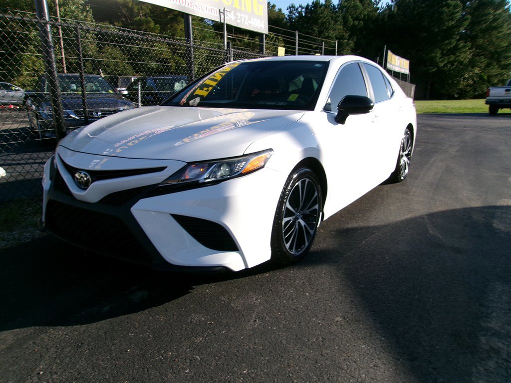 Used 2020 Toyota Camry SE image 3