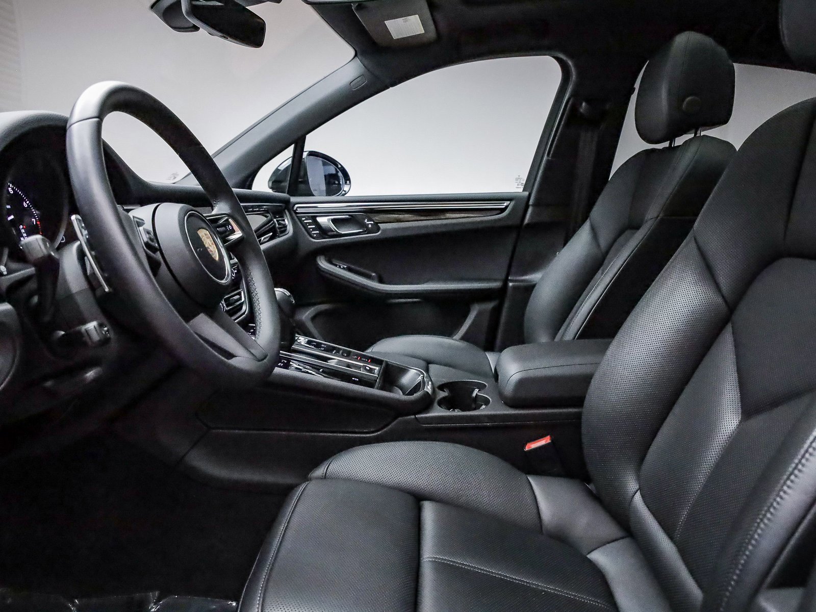 Certified 2025 Porsche Macan image 18