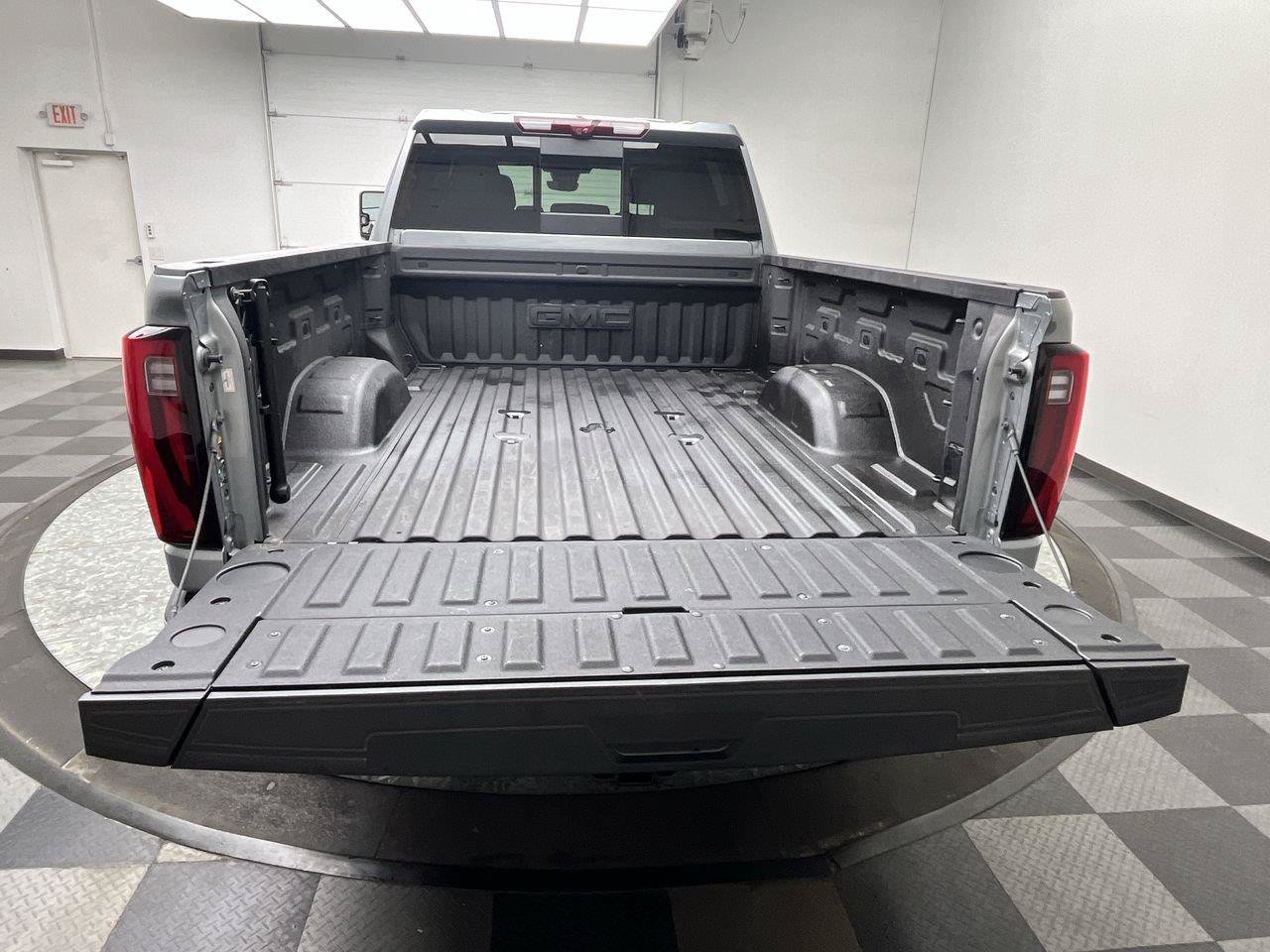 Used 2025 GMC Sierra 2500 Denali w/ Denali Reserve Package AWD/4WD image 36