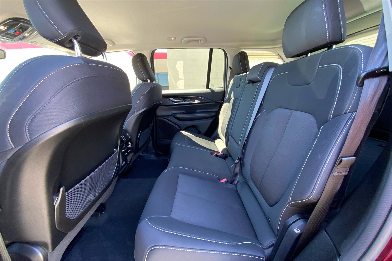 Used 2023 Jeep Grand Cherokee Laredo AWD/4WD image 11