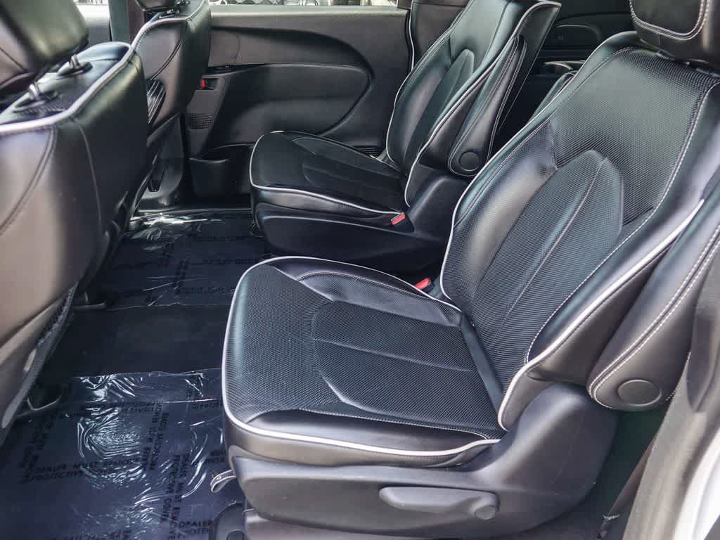 Used 2024 Chrysler Pacifica Premium FWD image 17