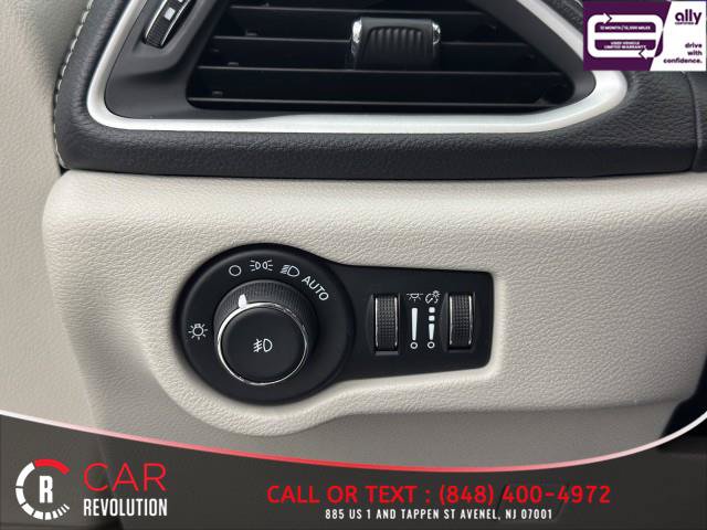 Used 2021 Chrysler Pacifica Touring-L FWD image 48