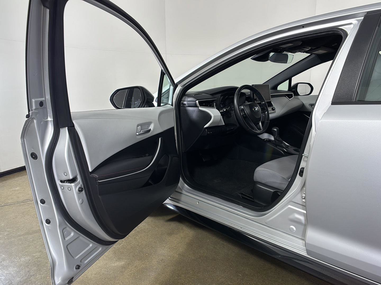 Used 2023 Toyota Corolla SE FWD image 2