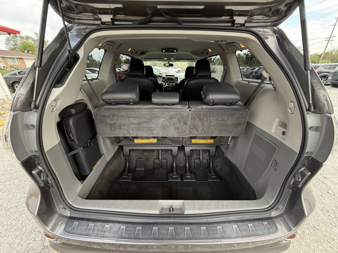 Used 2014 Toyota Sienna SE FWD image 18
