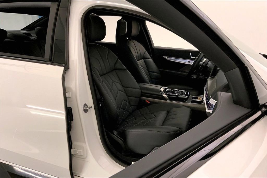 Certified 2023 BMW 760i xDrive AWD/4WD image 6