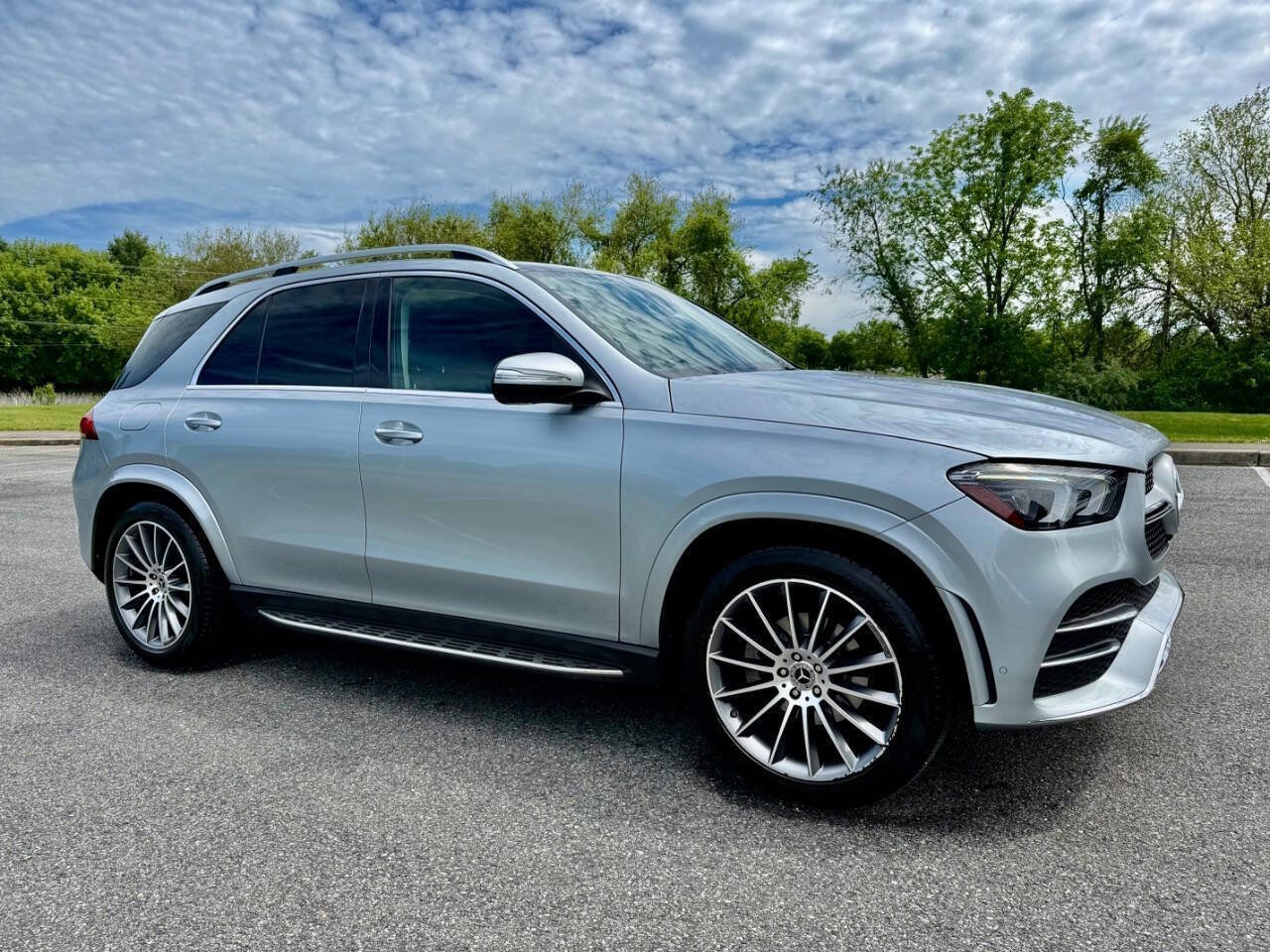 Used 2022 Mercedes-Benz GLE 350 4MATIC w/ AMG Line Exterior image 3
