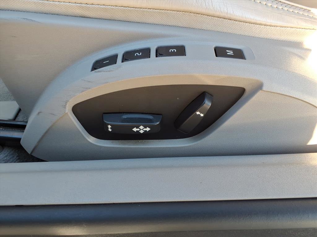 Used 2013 Volvo C70 T5 w/ Climate Pkg image 16