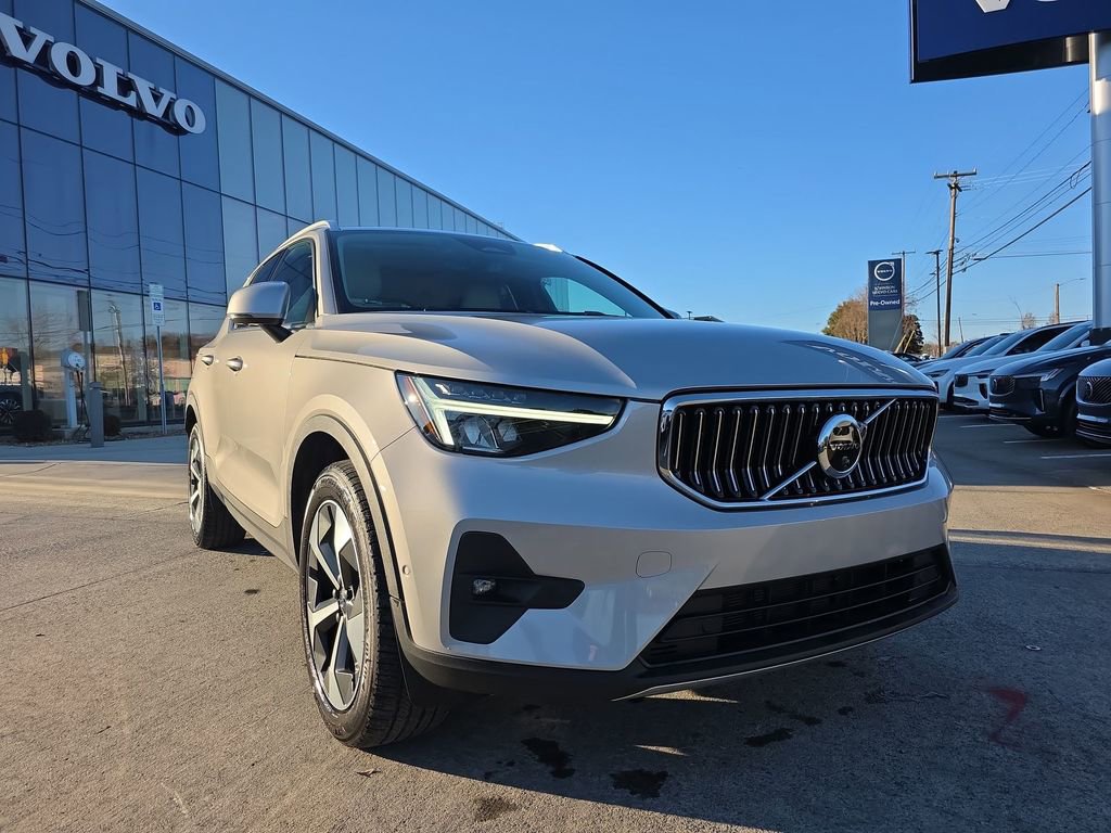 Certified 2023 Volvo XC40 B5 Plus w/ Driver Assist Package image 4