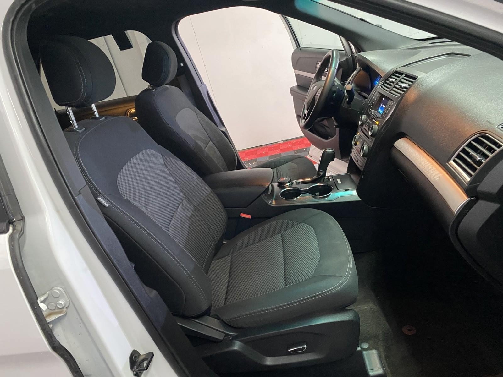 Used 2017 Ford Explorer XLT AWD/4WD image 9
