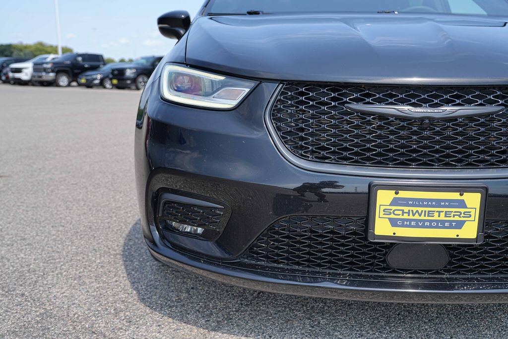 Used 2025 Chrysler Pacifica Limited FWD image 3