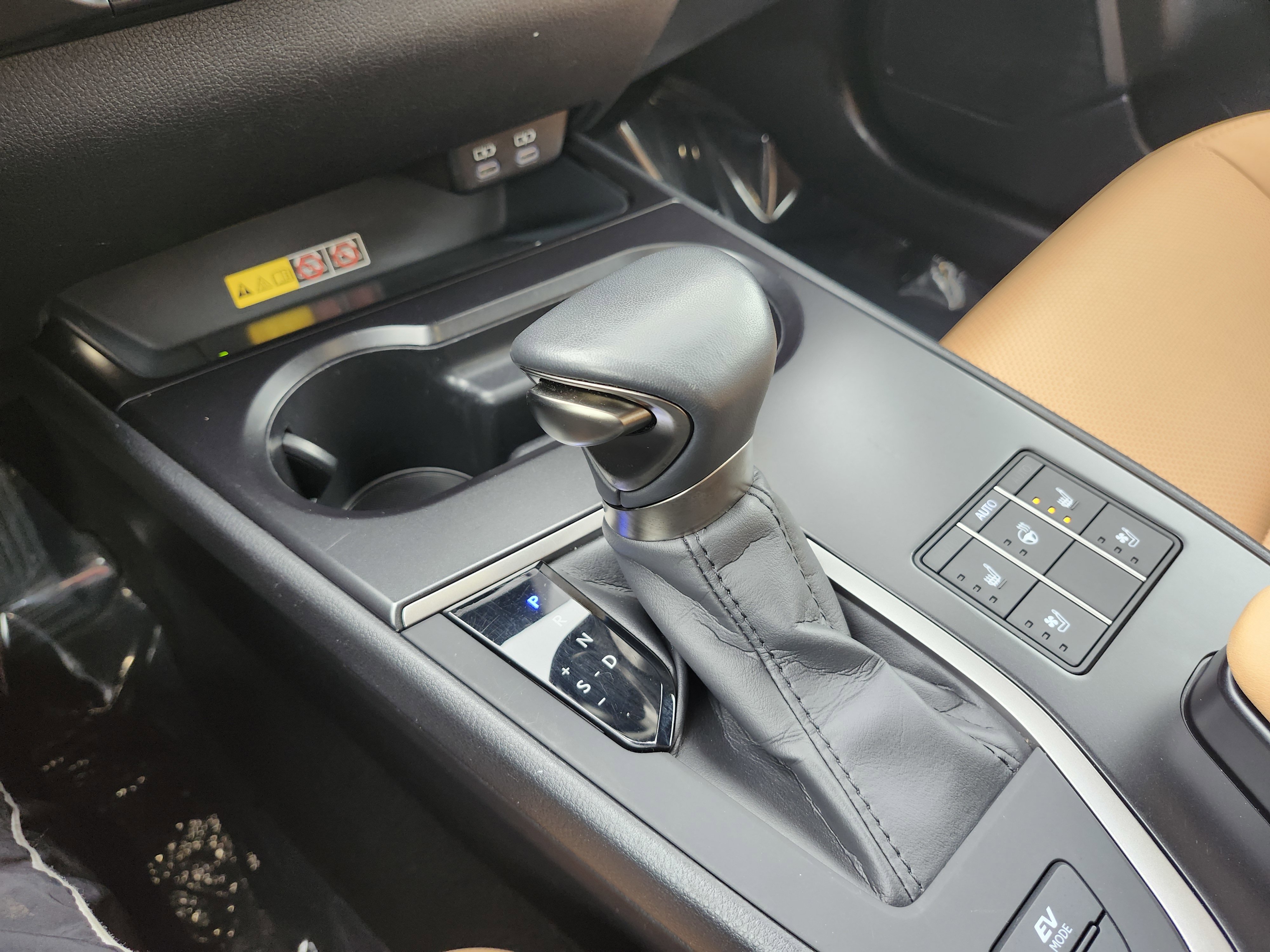 Used 2024 Lexus UX 250h AWD w/ Premium Package image 33
