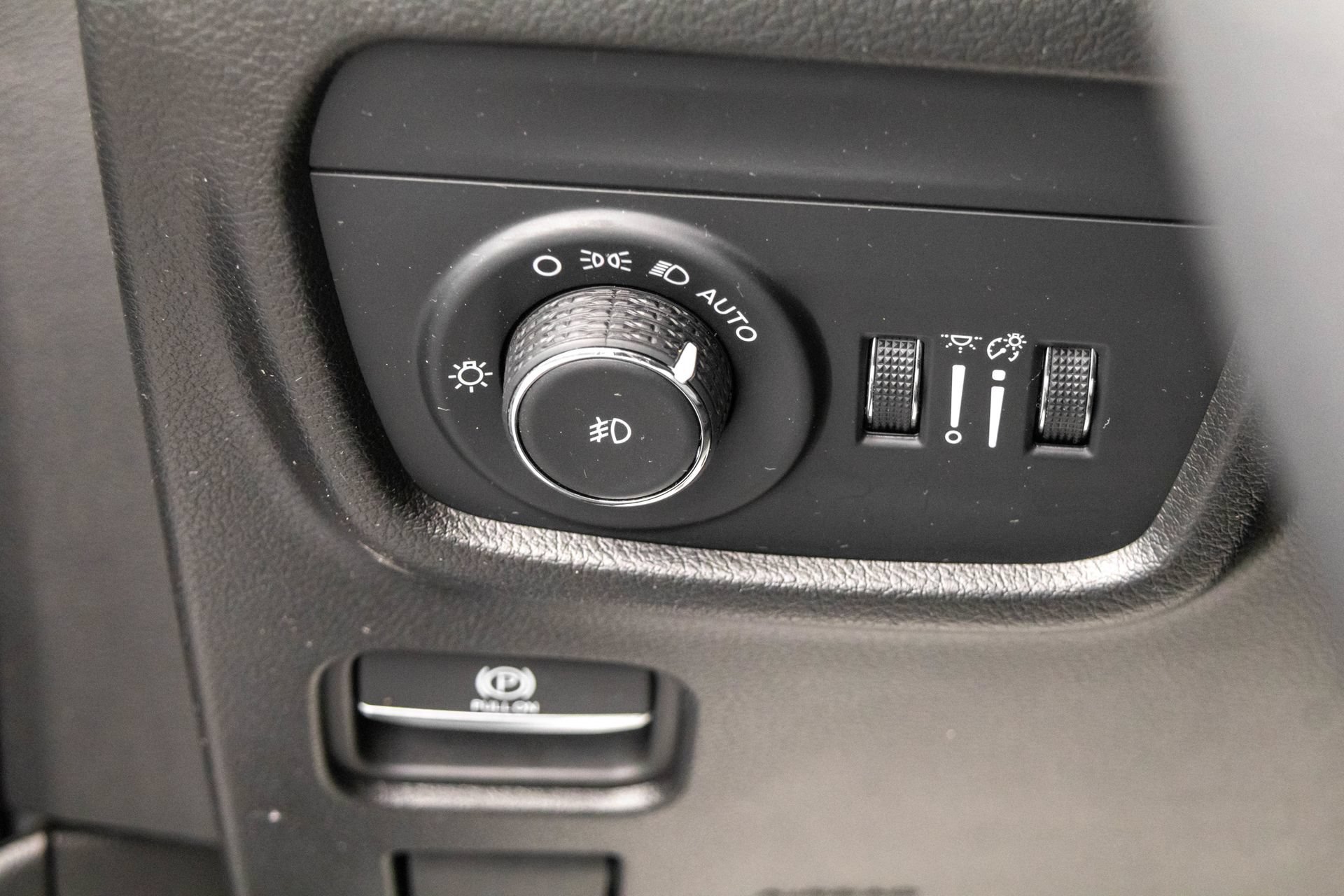 Used 2023 Jeep Grand Cherokee Limited w/ Luxury Tech Group II AWD/4WD image 17