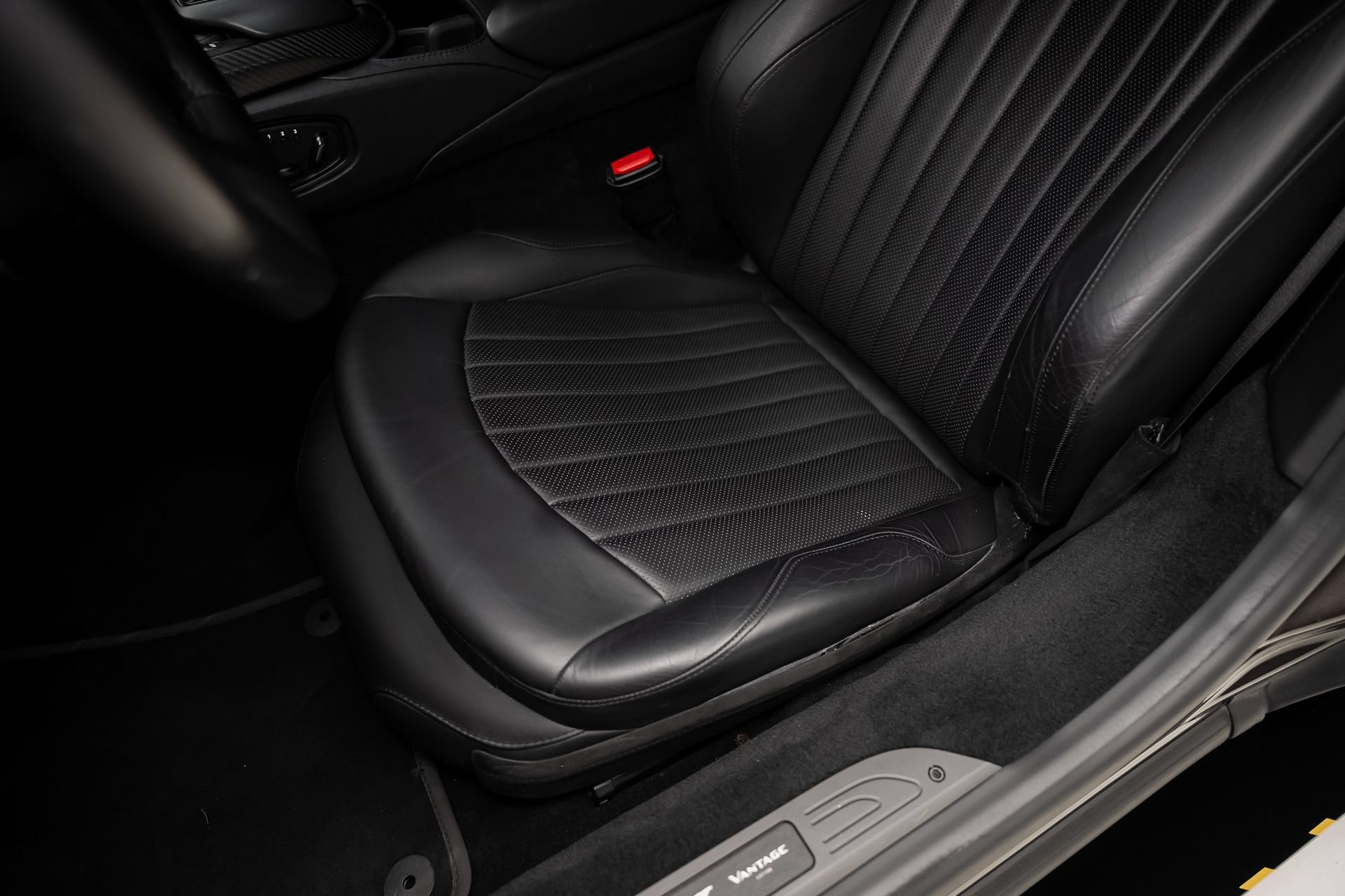 Used 2022 Aston Martin V8 Vantage Coupe RWD image 73