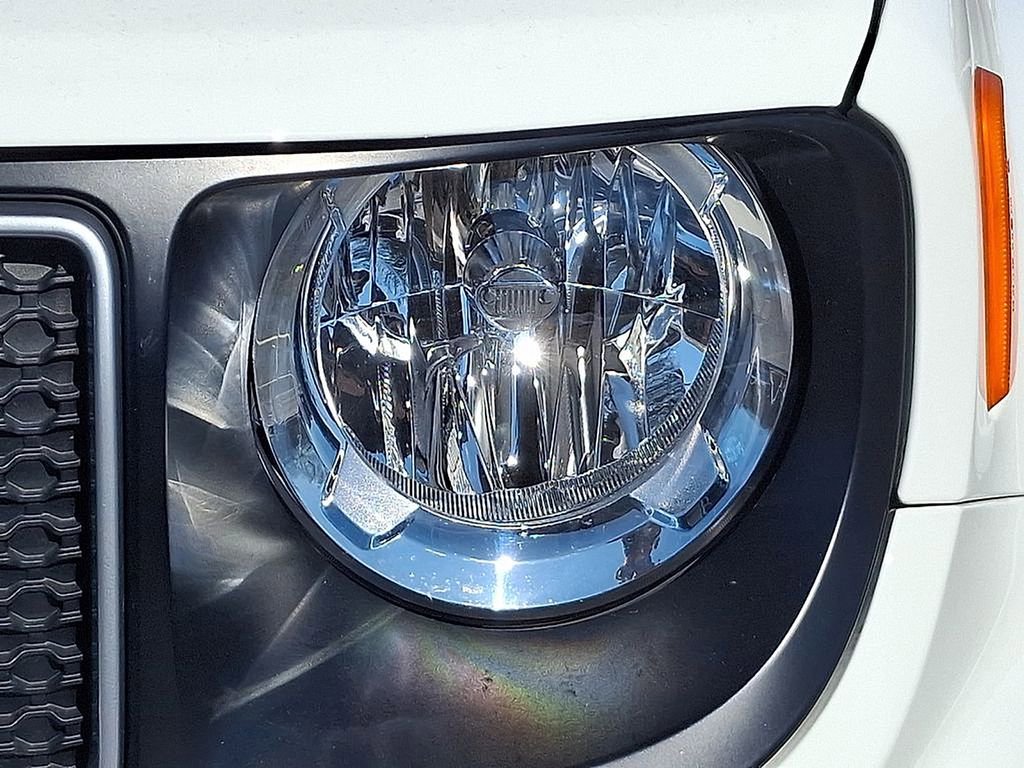 Used 2023 Jeep Renegade Latitude AWD/4WD image 9