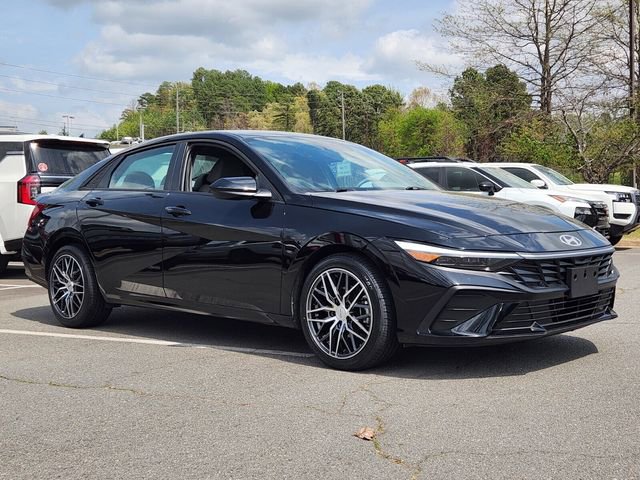 Used 2025 Hyundai Elantra Sport image 3