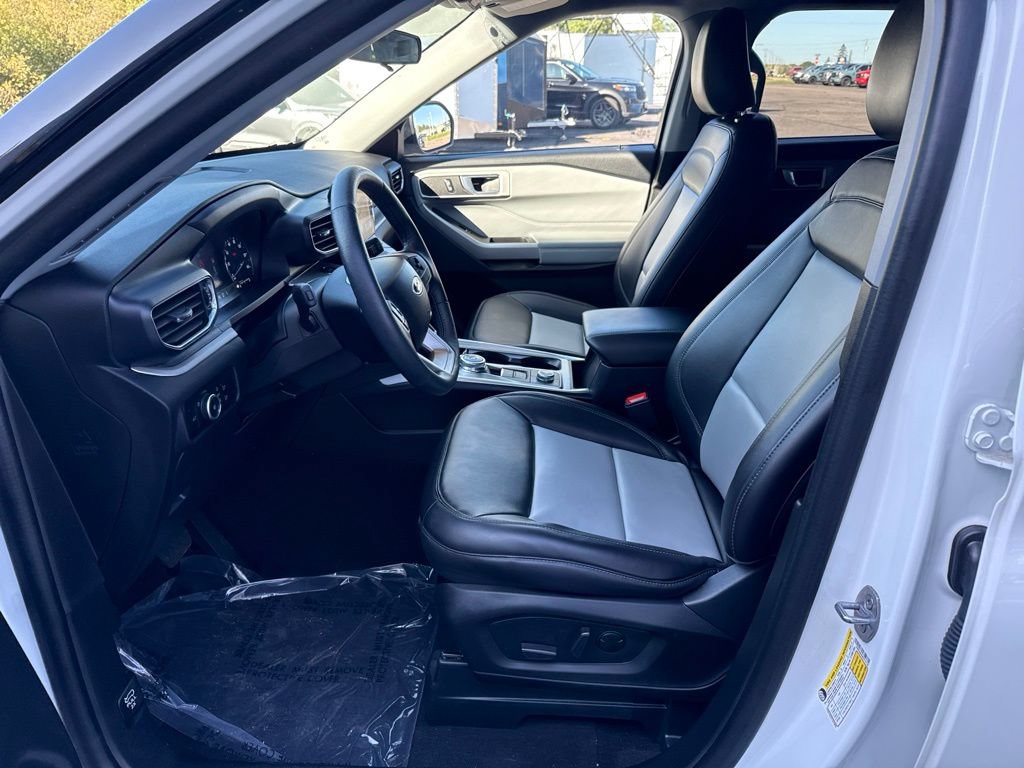 Used 2024 Ford Explorer XLT w/ Equipment Group 202A AWD/4WD image 16