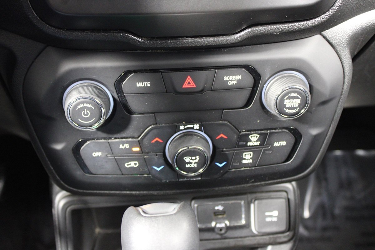 Used 2019 Jeep Renegade Latitude w/ Popular Equipment Group FWD image 11