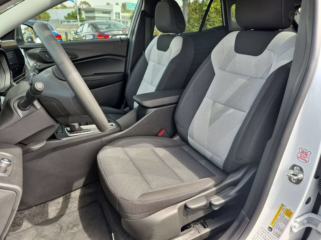 Used 2025 Chevrolet Trax LS FWD image 25