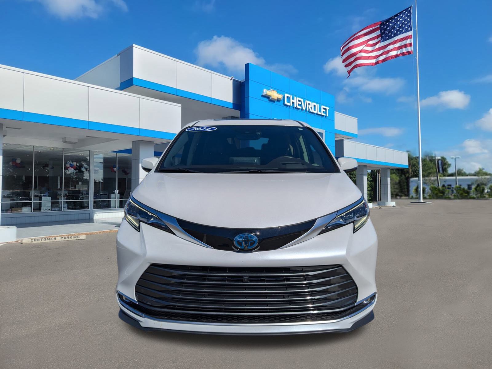 Used 2024 Toyota Sienna Platinum image 2