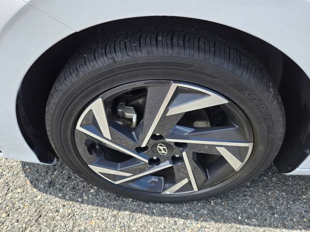 Used 2025 Hyundai Elantra SEL FWD image 23