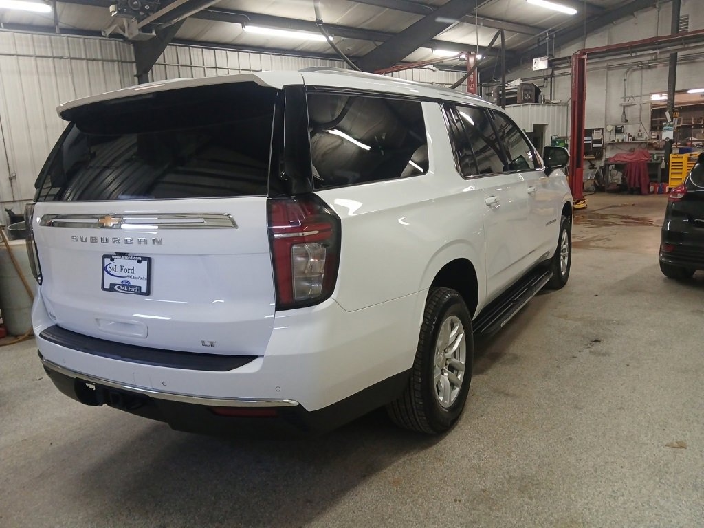 Used 2024 Chevrolet Suburban LT image 4