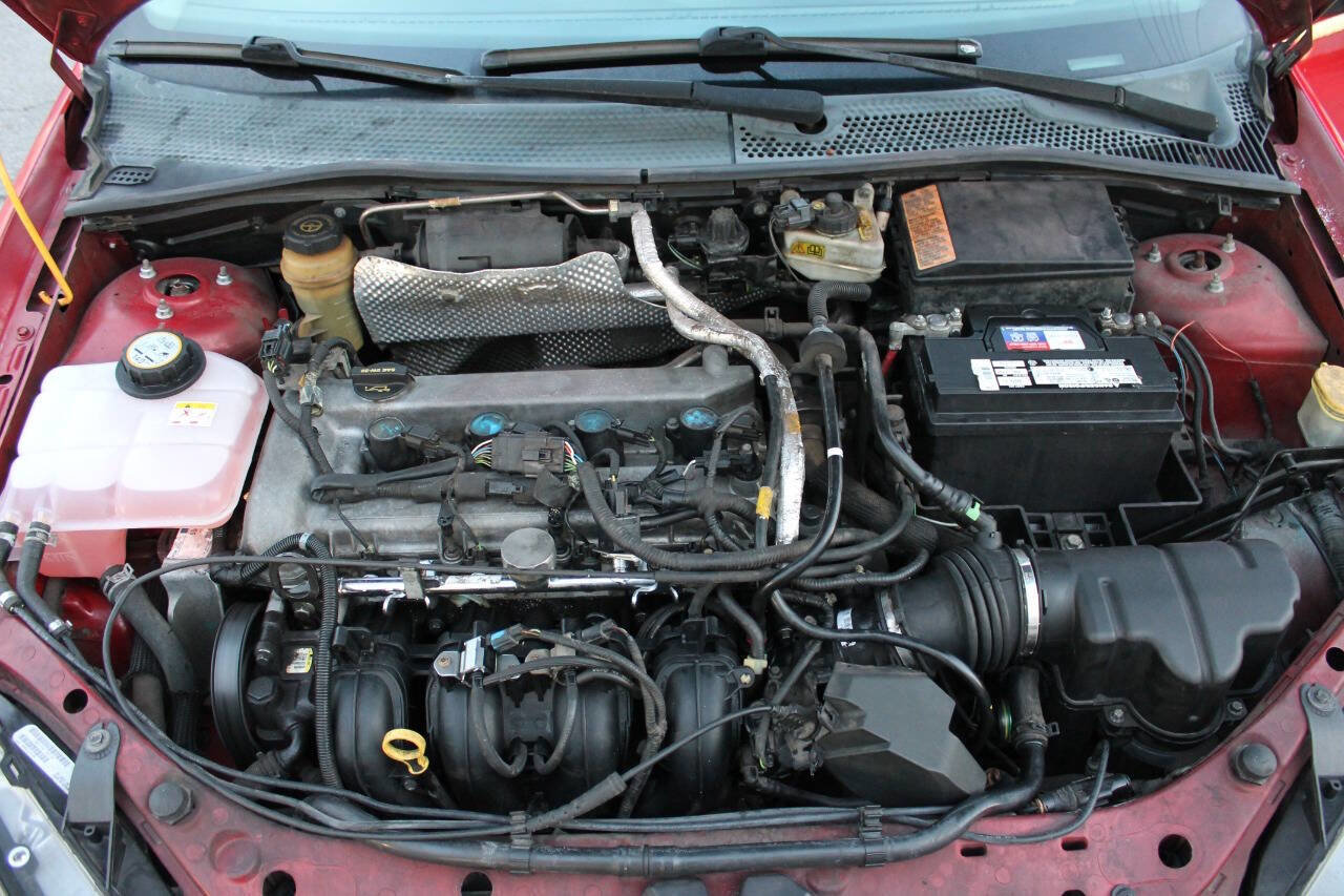 Used 2004 Ford Focus LX FWD image 16