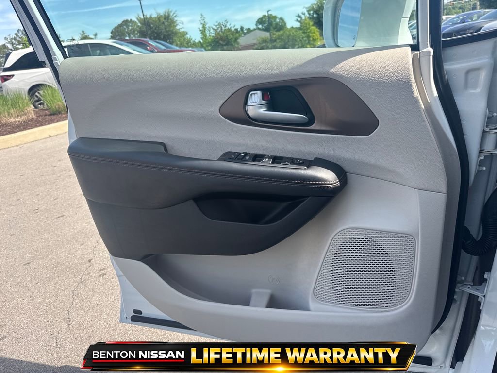 Used 2018 Chrysler Pacifica Touring Plus w/ Tire & Wheel Group FWD image 12
