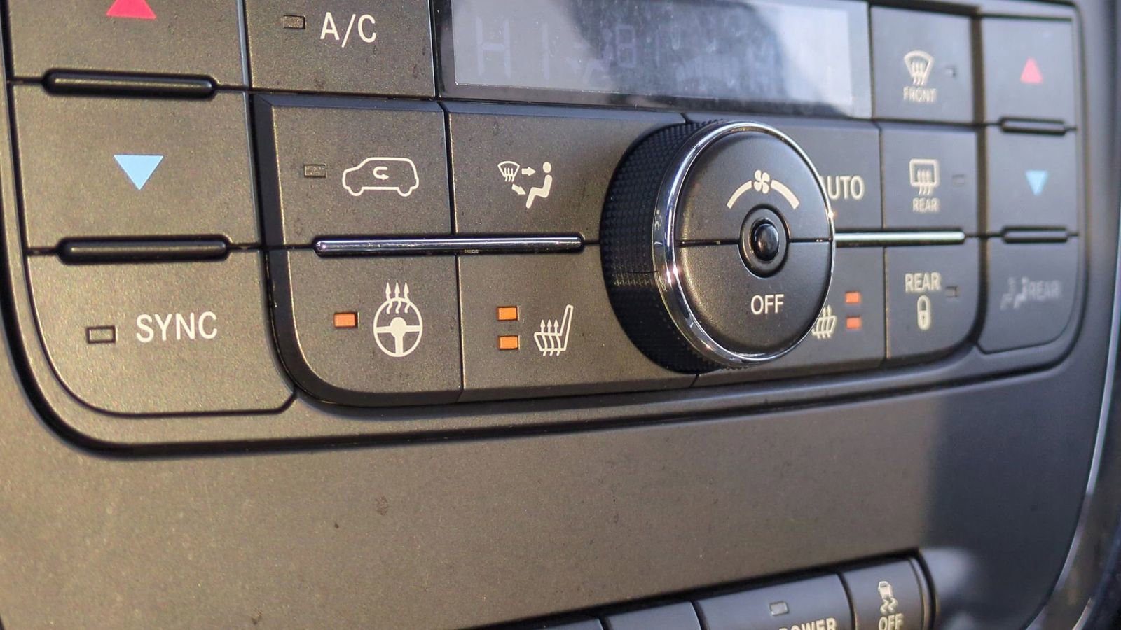 Used 2014 Chrysler Town & Country Touring-L image 40