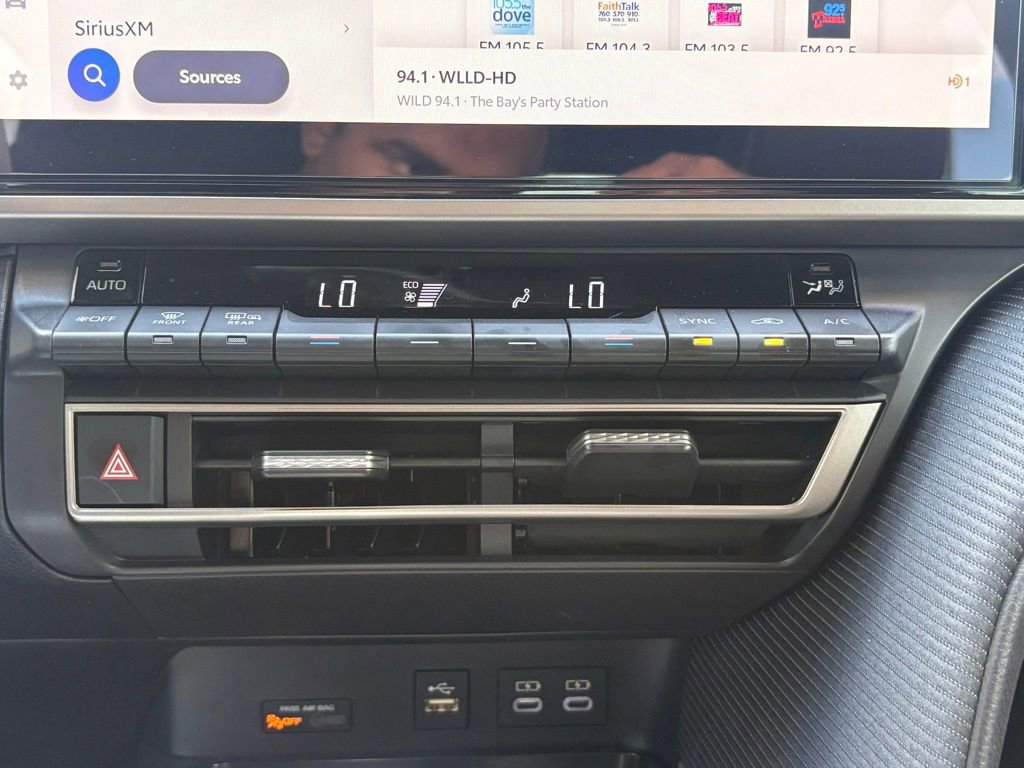 Used 2025 Toyota Camry SE w/ Multimedia Upgrade Package image 23