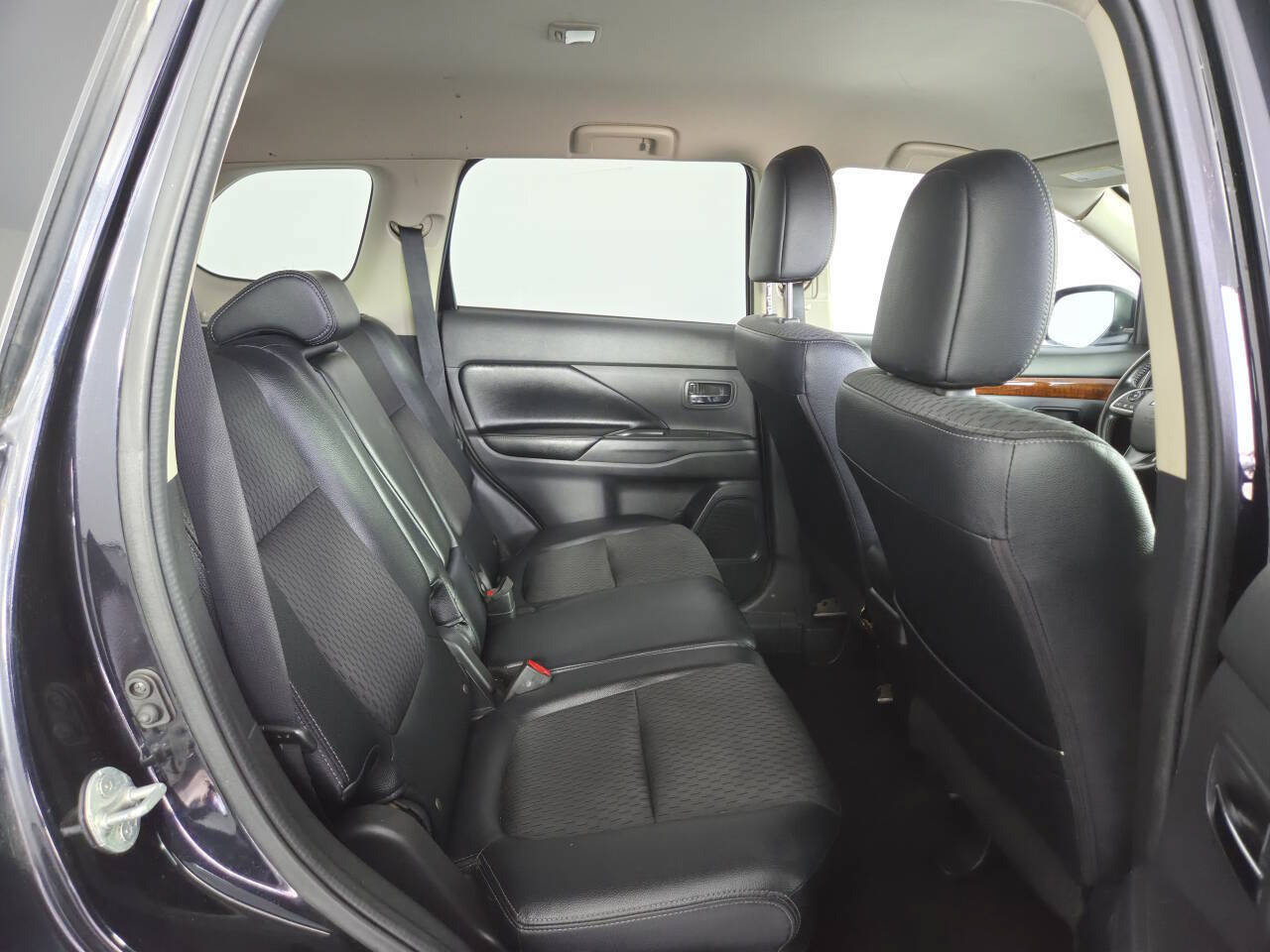 Used 2015 Mitsubishi Outlander GT AWD/4WD image 28