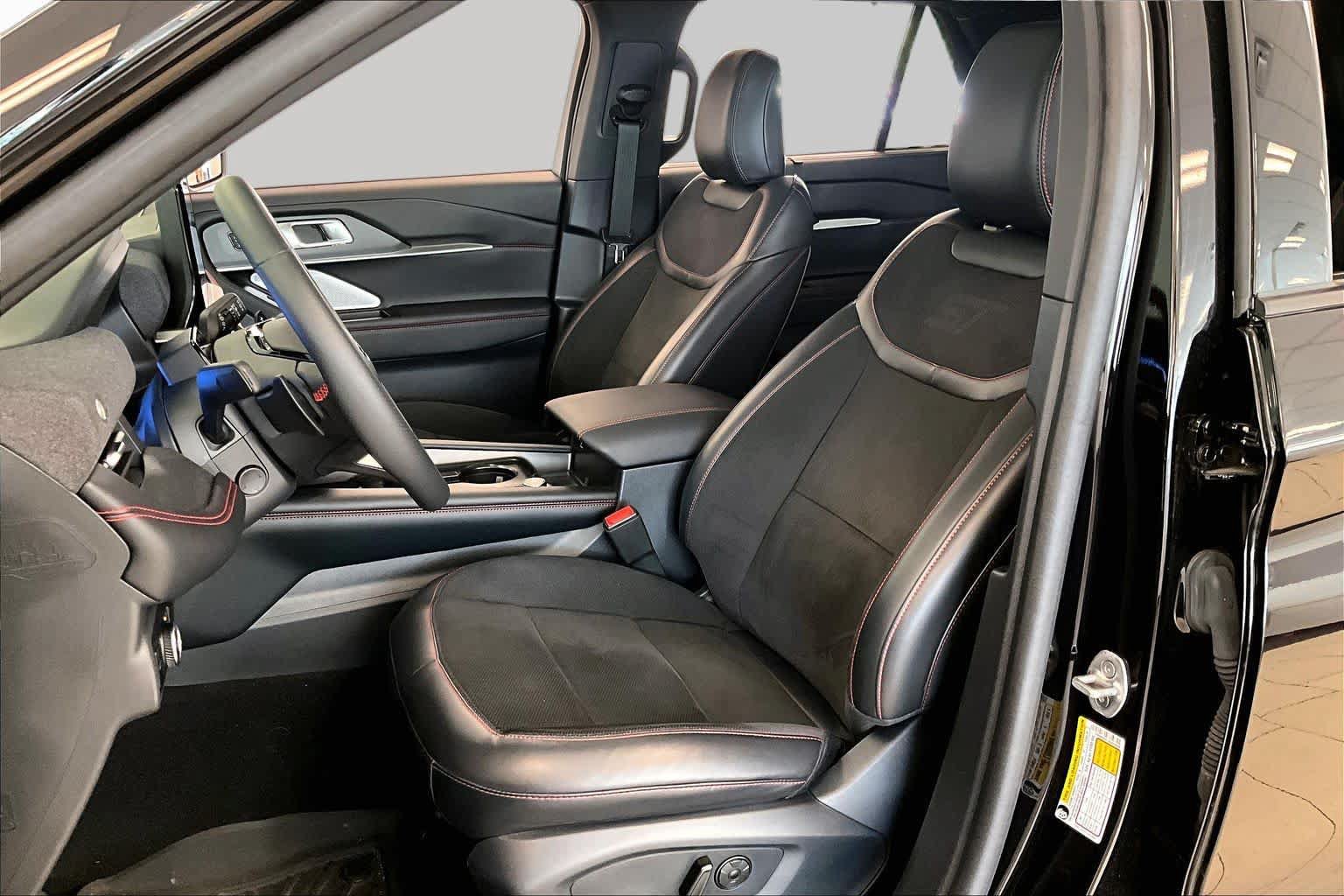 Used 2025 Ford Explorer ST AWD/4WD image 7