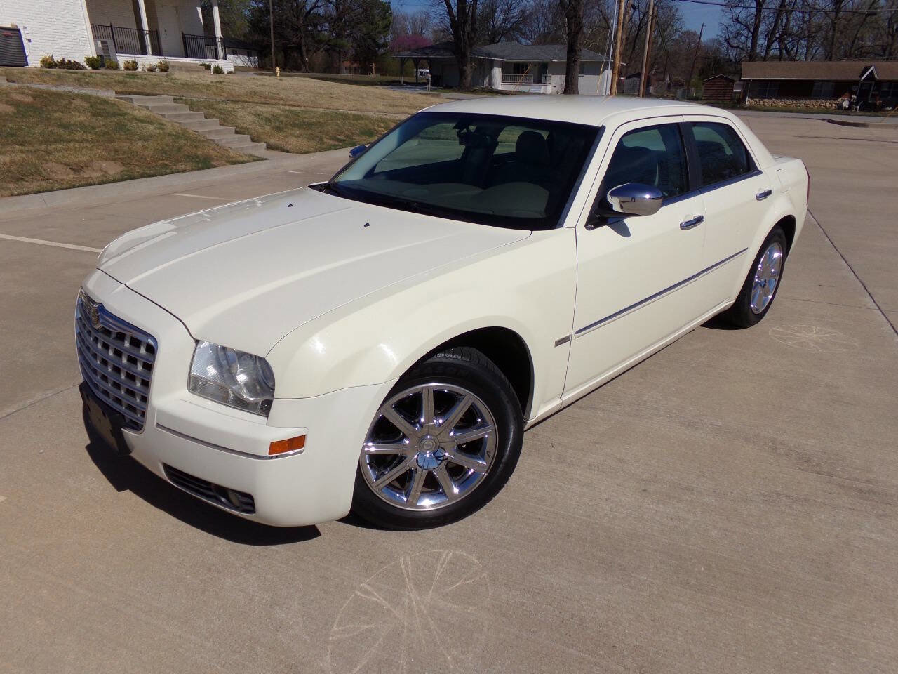 Used 2010 Chrysler 300 Touring RWD image 3