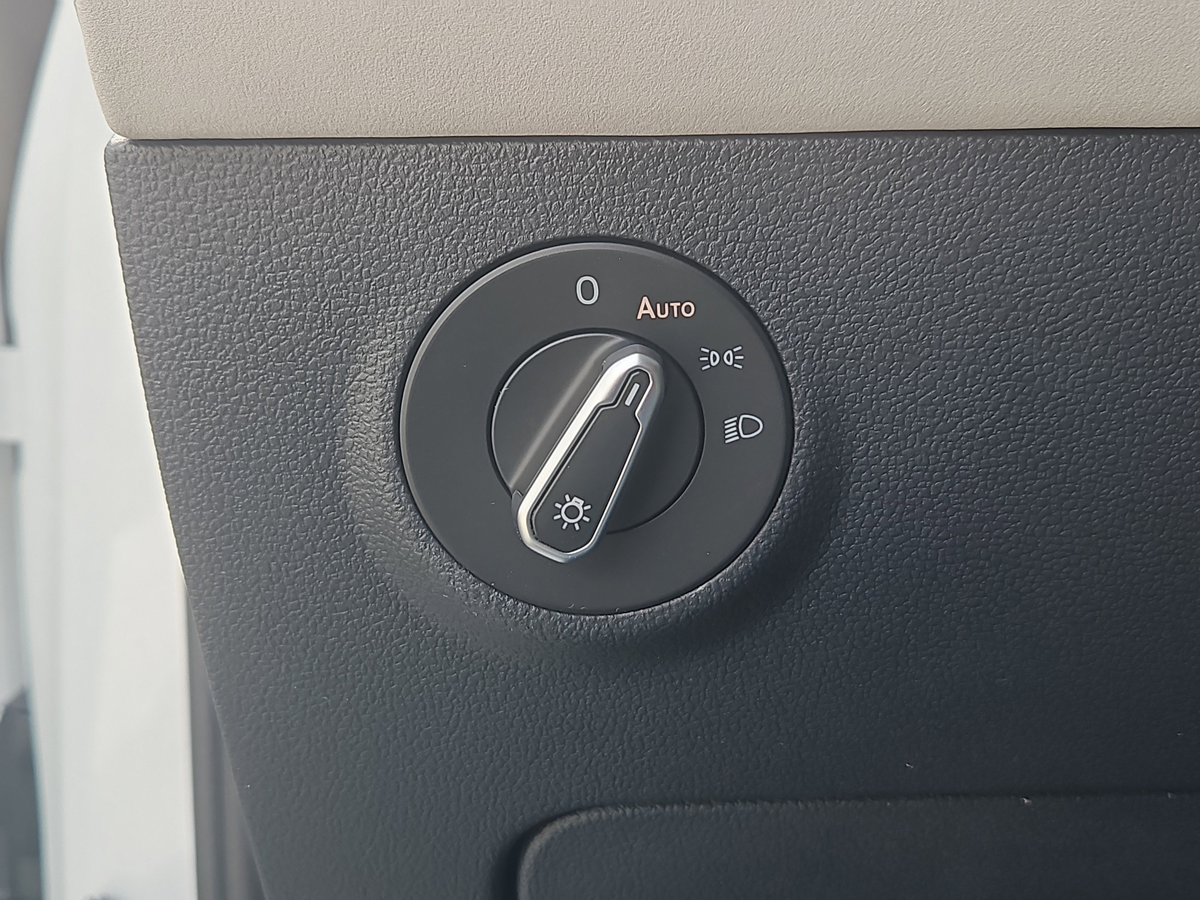 New 2026 Volkswagen Taos SE image 8