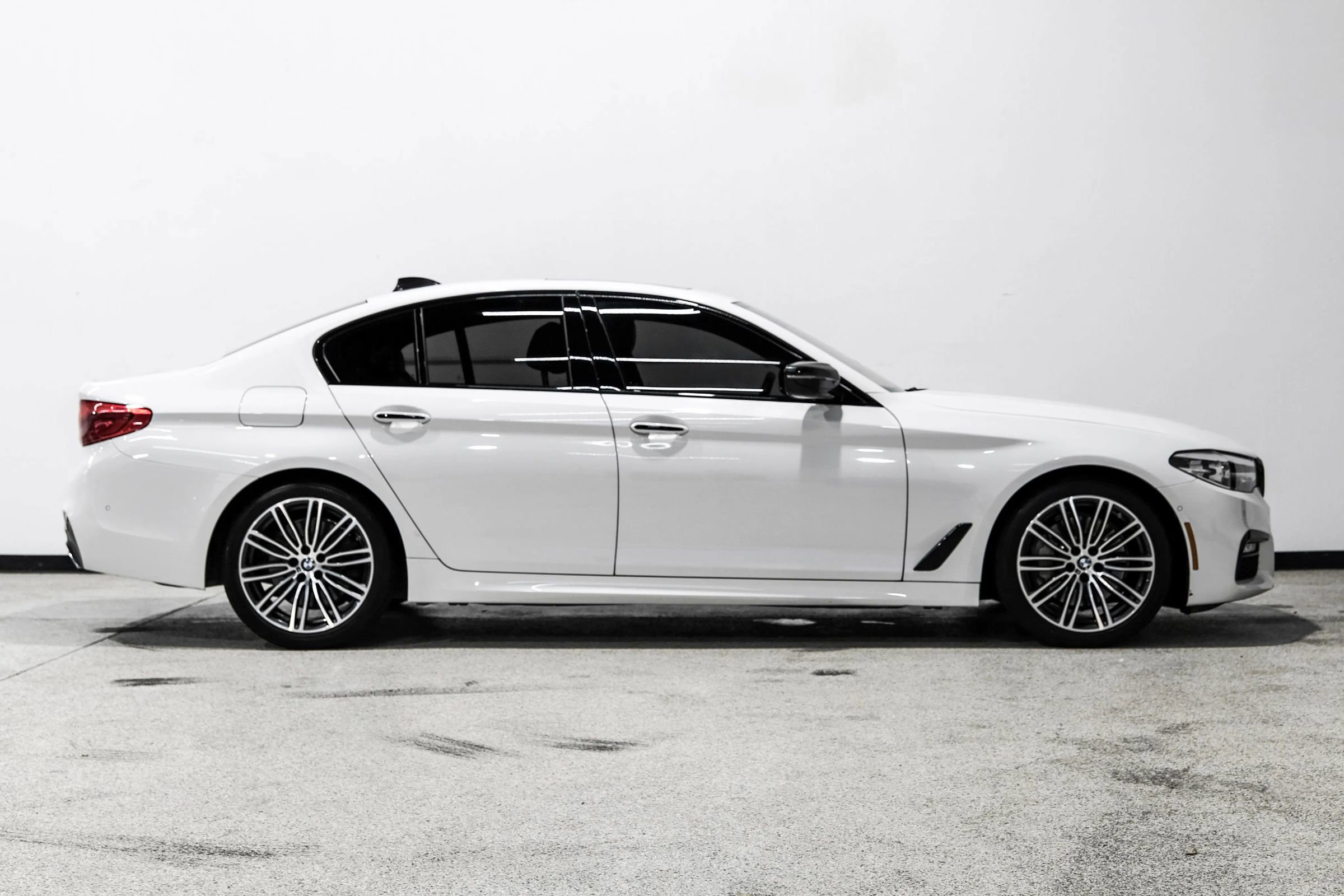 Used 2018 BMW 540i w/ M Sport Package RWD image 5