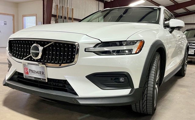 Used 2024 Volvo V60 B5 Cross Country Plus image 7