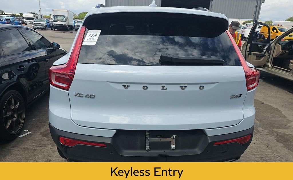 Used 2025 Volvo XC40 B5 Plus image 5